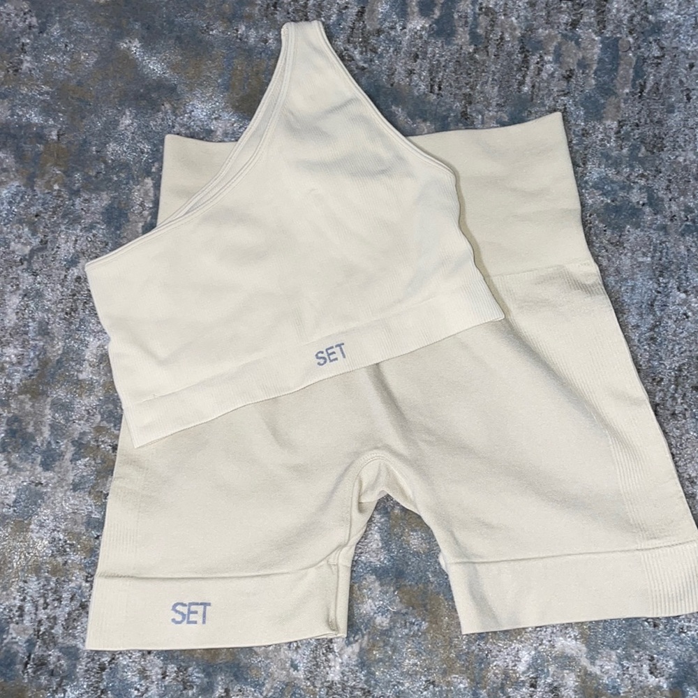SET ACTIVE beige/sand sculptflexone shoulder bra + bike shorts set (SMALL)